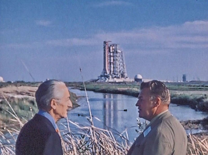 1971, Jacques-Yves Cousteau est invité par la NASA et visite le pas de tir de la fusée lunaire Apollo © COUSTEAU 1971, Jacques-Yves Cousteau est invité par la NASA et visite le pas de tir de la fusée lunaire Apollo © COUSTEAU