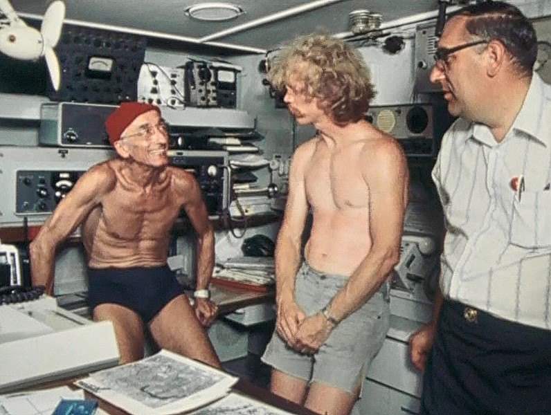 Collaboration NASA-Cousteau : Campagne bathymétrique menée aux Bahamas en 1975 – Salle radio de la Calypso – Jacques Cousteau avec l’astronaute Russell « Rusty » Schweickart et un ingénieur de la NASA. © COUSTEAU Collaboration NASA-Cousteau : Campagne bathymétrique menée aux Bahamas en 1975 – Salle radio de la Calypso – Jacques Cousteau avec l’astronaute Russell « Rusty » Schweickart et un ingénieur de la NASA. © COUSTEAU