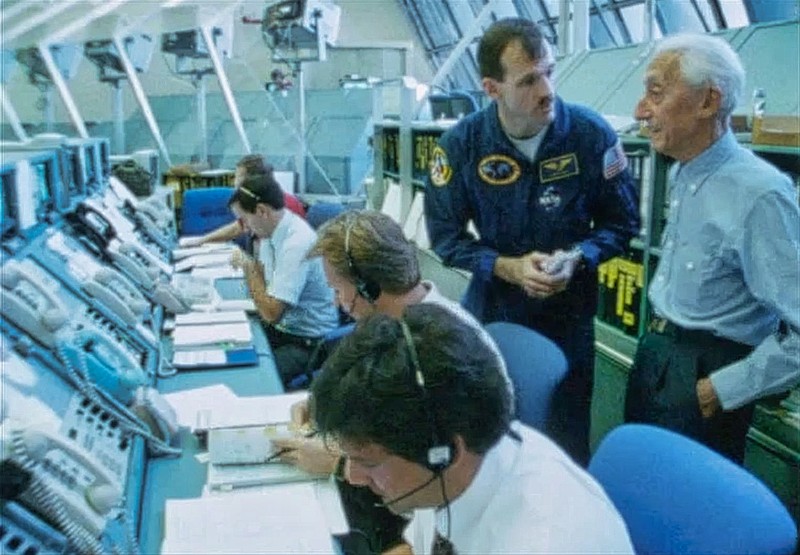 novembre 1994, Jacques-Yves Cousteau se fait expliquer le fonctionnement de la salle de contrôle de la navette spatiale par l’astronaute américain Steve Smith © COUSTEAU novembre 1994, Jacques-Yves Cousteau se fait expliquer le fonctionnement de la salle de contrôle de la navette spatiale par l’astronaute américain Steve Smith © COUSTEAU