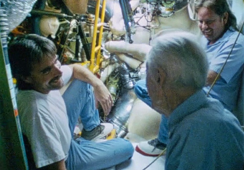 Novembre 1994, Jacques-Yves Cousteau à l’intérieur de la navette spatiale discute avec les ingénieurs de la NASA © COUSTEAU Novembre 1994, Jacques-Yves Cousteau à l’intérieur de la navette spatiale discute avec les ingénieurs de la NASA © COUSTEAU