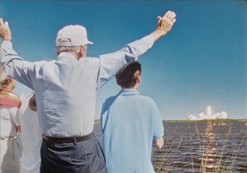 1994, Jacques-Yves Cousteau assiste enthousiaste au lancement de la navette spatiale américaine en compagnie de son épouse Francine et deux de ses enfants Diane et Pierre-Yves © COUSTEAU 1994, Jacques-Yves Cousteau assiste enthousiaste au lancement de la navette spatiale américaine en compagnie de son épouse Francine et deux de ses enfants Diane et Pierre-Yves © COUSTEAU