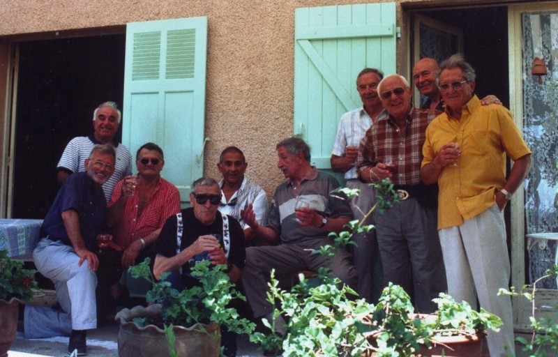 Retrouvailles des pionniers de la Calypso à la fin des années 90. De droite à gauche : André Bourne Chastel (chemise jaune), André Laban, Claude Wesly, André Folco, Pierre Bernard, Albert Falco, Armand Davso, Octave Léandri, Henri Goiran, Denis-Martin Lav Retrouvailles des pionniers de la Calypso à la fin des années 90. De droite à gauche : André Bourne Chastel (chemise jaune), André Laban, Claude Wesly, André Folco, Pierre Bernard, Albert Falco, Armand Davso, Octave Léandri, Henri Goiran, Denis-Martin Lav