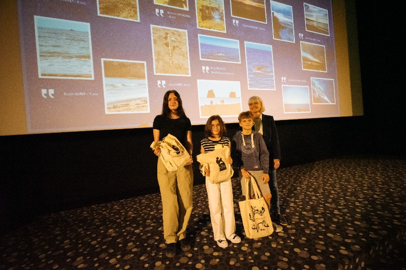 Francine Cousteau avec des jeunes Luziens et Luziennes lors de la conférence sur l'eau à Saint-Jean-de-Luz. Francine Cousteau avec des jeunes Luziens et Luziennes lors de la conférence sur l'eau à Saint-Jean-de-Luz.