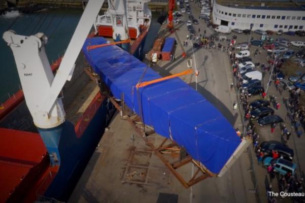 L’embarquement de la Calypso sur le cargo Abis Dusavik à Concarneau, l’opération la plus spectaculaire! L’embarquement de la Calypso sur le cargo Abis Dusavik à Concarneau, l’opération la plus spectaculaire!