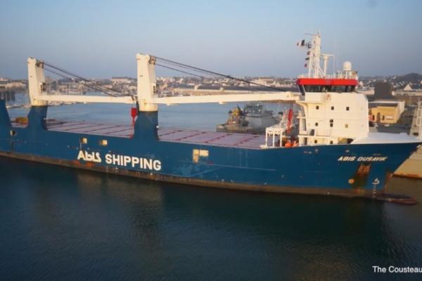 Le cargo qui transportera Calypso est arrivé au quai du Moros à Concarneau Le cargo qui transportera Calypso est arrivé au quai du Moros à Concarneau