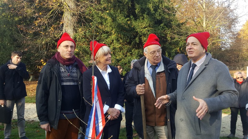 Francine Cousteau, avec monsieur le maire de Gretz-Armainvilliers Jean-Paul Garcia et son Chargé de Culture et Environnement, Christian Bourdeille. Francine Cousteau, avec monsieur le maire de Gretz-Armainvilliers Jean-Paul Garcia et son Chargé de Culture et Environnement, Christian Bourdeille.
